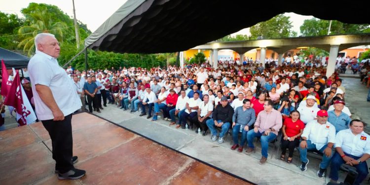 Rafa Marín encabeza multitudinaria asamblea informativa en Kantunilkín