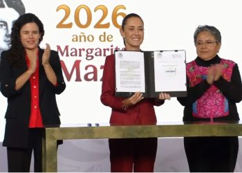 Sheinbaum firma decreto de transparencia