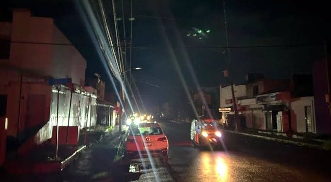 Calles de José María Morelos permanecen sin iluminación debido a un apagón.