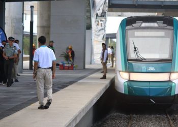Tren Maya que conecta Playa del Carmen con Cancún mediante una ruta dirigida a trabajadores.