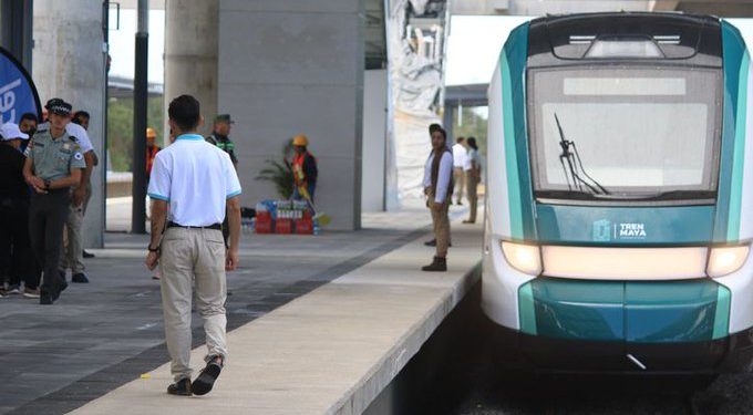 Tren Maya que conecta Playa del Carmen con Cancún mediante una ruta dirigida a trabajadores.