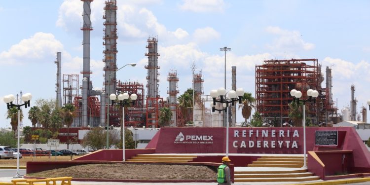 Fuertes olores cerca de la refinería de Cadereyta