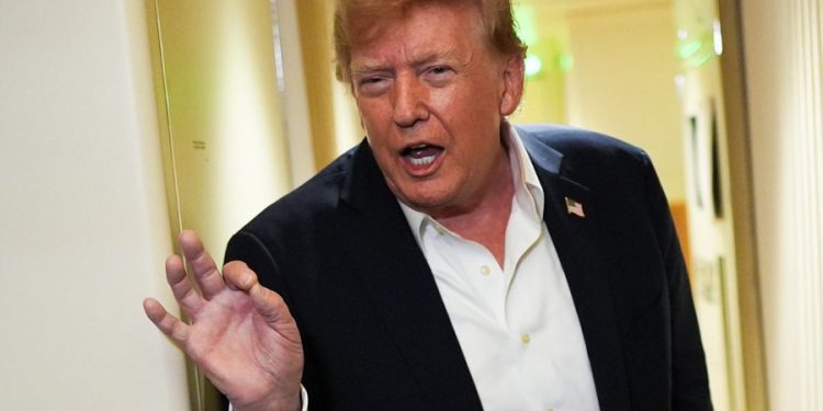 Donald Trump pide a Claudia Sheinbaum combatir corrupción vinculada al narcotráfico