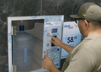 Rellenadora de agua barata en Tabasco donde habitantes acuden a llenar sus garrafones.
