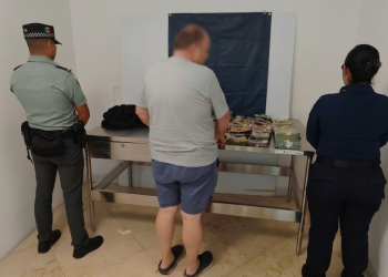 Decomisan divisas sin declarar en el Aeropuerto Internacional de Cancún.