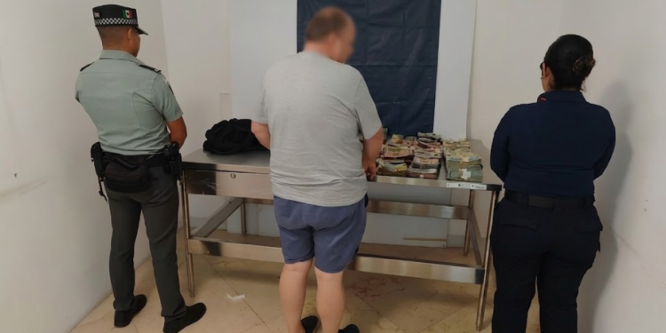 Decomisan divisas sin declarar en el Aeropuerto Internacional de Cancún.