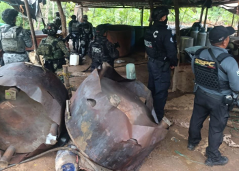 Desmantelan tres narcolaboratorios con toneladas de químicos.