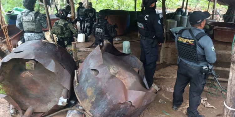 Desmantelan tres narcolaboratorios con toneladas de químicos.