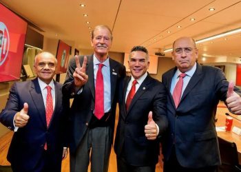 Vicente Fox visita el PRI