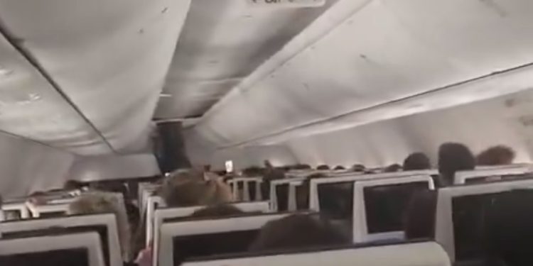 Cabina de vuelo sufre terror