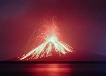 Anak Krakatau entra en erupción