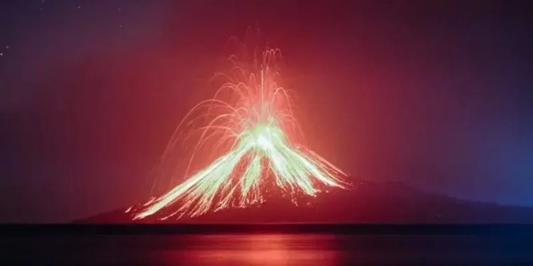 Anak Krakatau entra en erupción