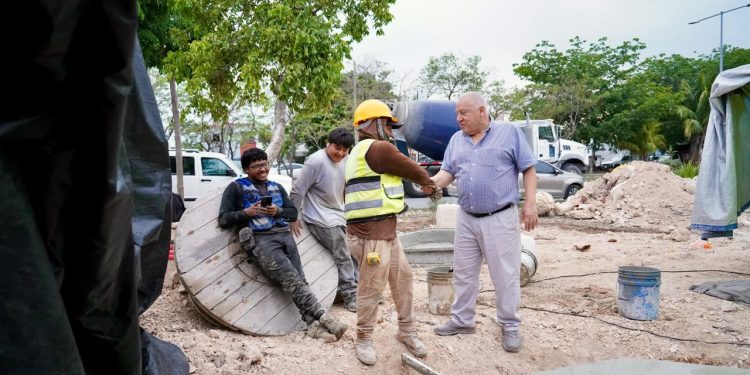 Rafa Marín convive con tianguistas de Prado Norte