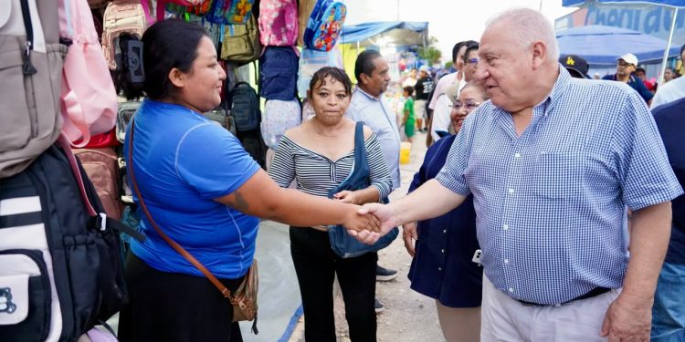 Rafa Marín convive con tianguistas de Prado Norte
