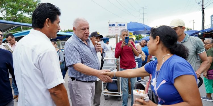 Rafa Marín convive con tianguistas de Prado Norte