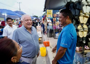 Rafa Marín convive con tianguistas de Prado Norte