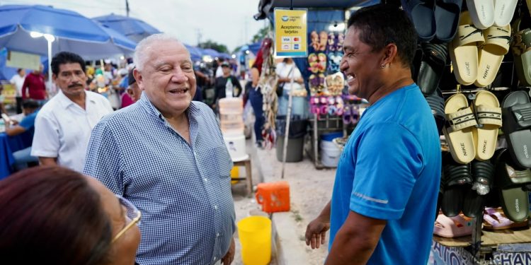 Rafa Marín convive con tianguistas de Prado Norte