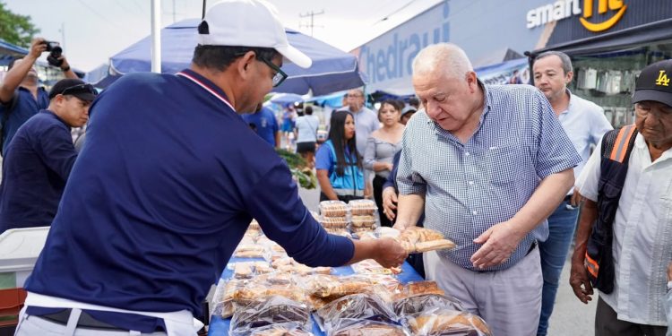 Rafa Marín convive con tianguistas de Prado Norte