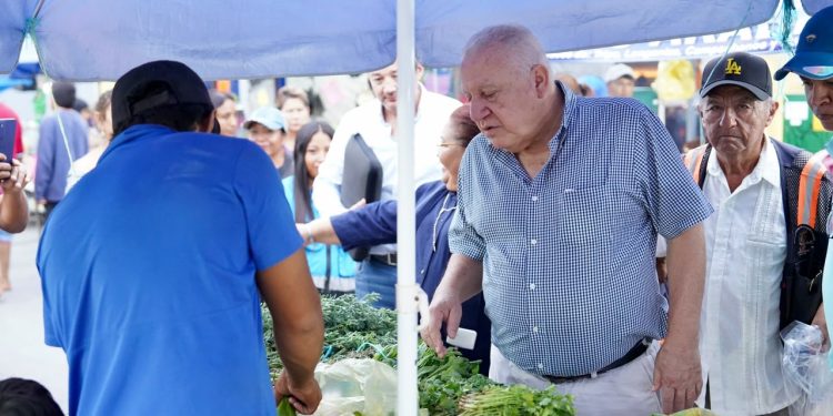 Rafa Marín convive con tianguistas de Prado Norte