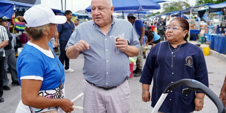 Rafa Marín convive con tianguistas de Prado Norte