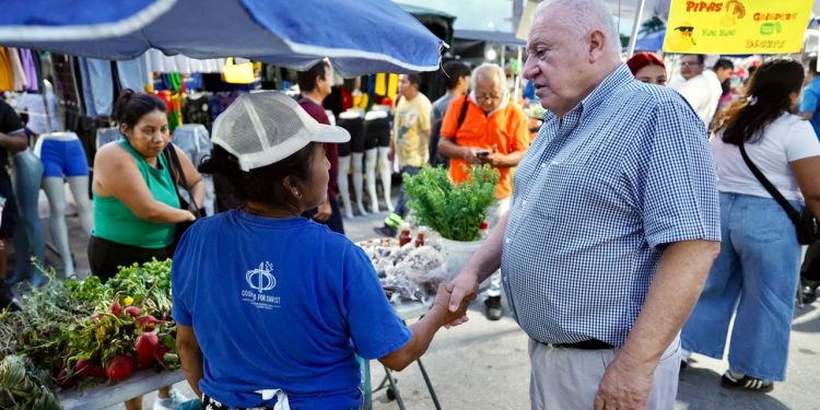 Rafa Marín convive con tianguistas de Prado Norte