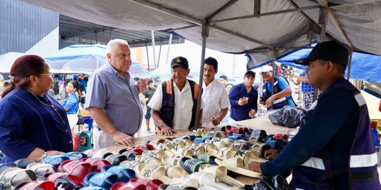 Rafa Marín convive con tianguistas de Prado Norte