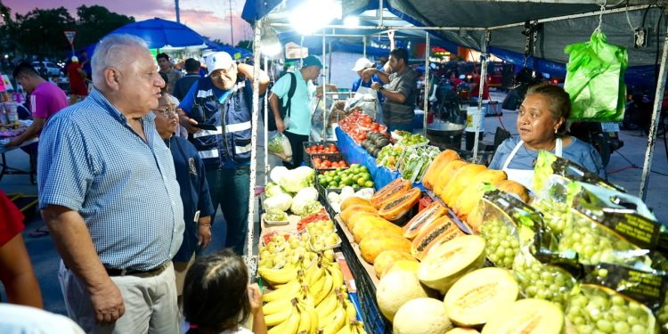 Rafa Marín convive con tianguistas de Prado Norte