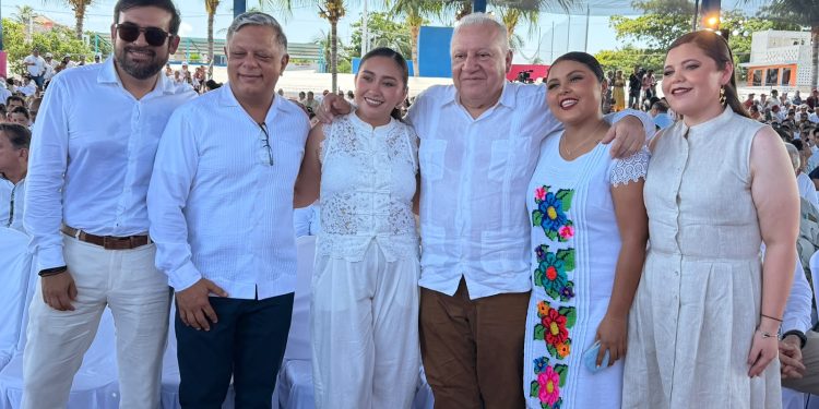 Rafa Marín asiste como invitado especial al informe de gobierno de Atenea Gómez Ricalde en Isla Mujeres.