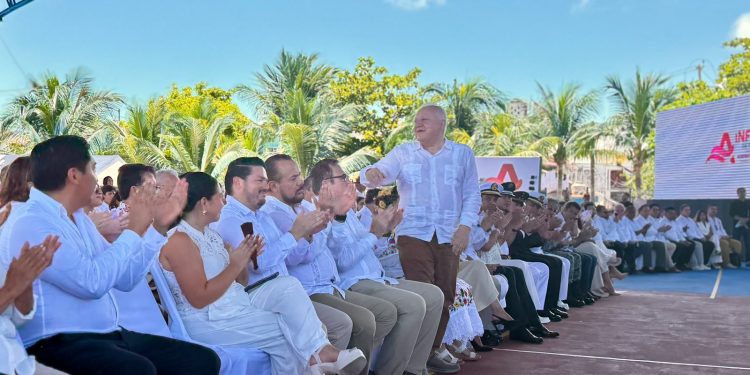 Rafa Marín asiste como invitado especial al informe de gobierno de Atenea Gómez Ricalde en Isla Mujeres.