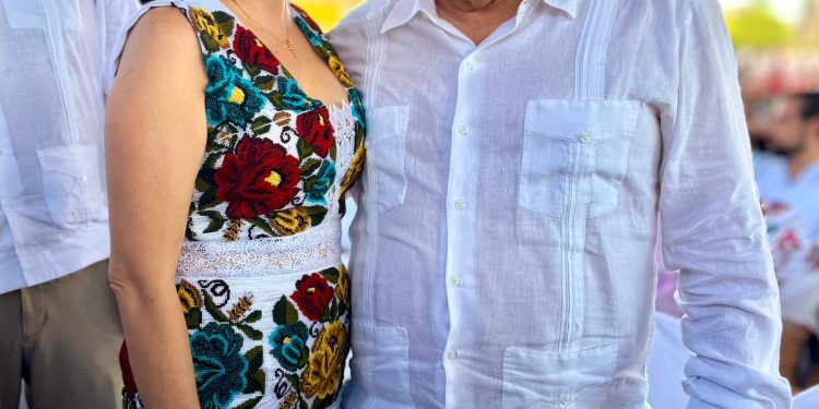Rafa Marín asiste como invitado especial al informe de gobierno de Atenea Gómez Ricalde en Isla Mujeres.