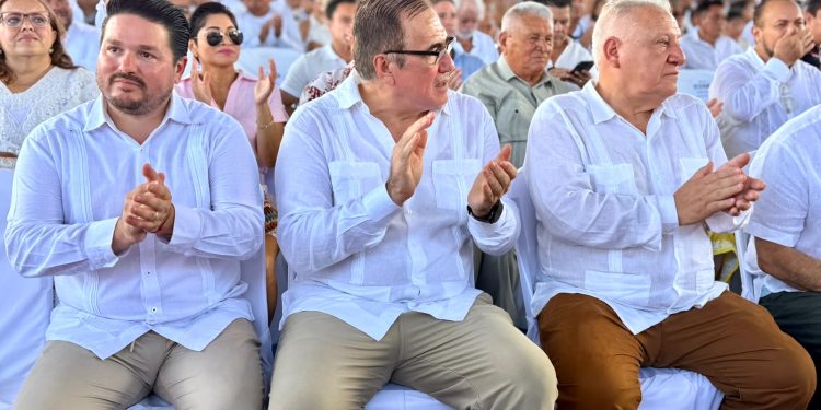 Rafa Marín asiste como invitado especial al informe de gobierno de Atenea Gómez Ricalde en Isla Mujeres.