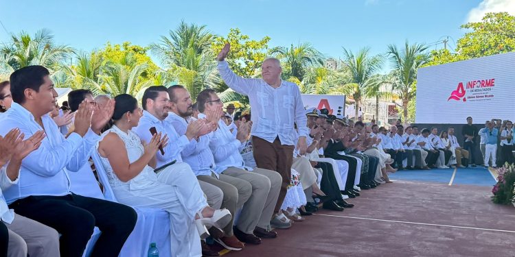 Rafa Marín asiste como invitado especial al informe de gobierno de Atenea Gómez Ricalde en Isla Mujeres.