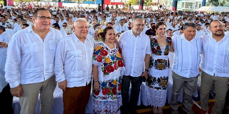 Rafa Marín asiste como invitado especial al informe de gobierno de Atenea Gómez Ricalde en Isla Mujeres.