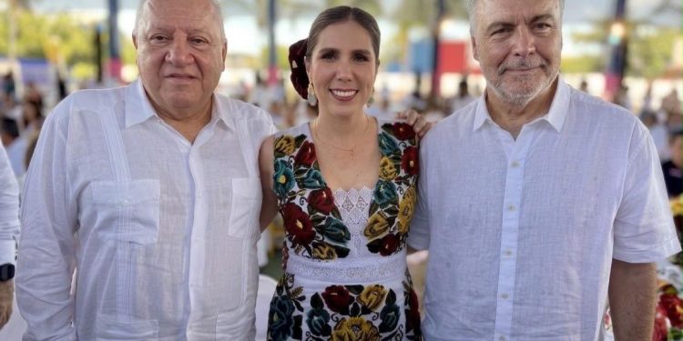 Rafa Marín asiste como invitado especial al informe de gobierno de Atenea Gómez Ricalde en Isla Mujeres.
