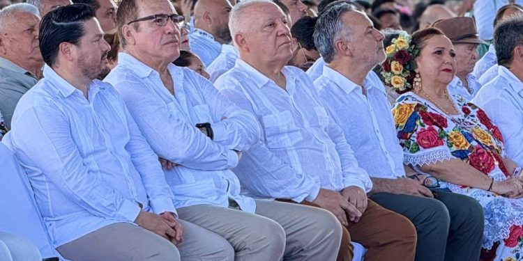 Rafa Marín asiste como invitado especial al informe de gobierno de Atenea Gómez Ricalde en Isla Mujeres.