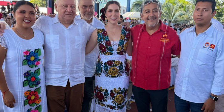 Rafa Marín asiste como invitado especial al informe de gobierno de Atenea Gómez Ricalde en Isla Mujeres.