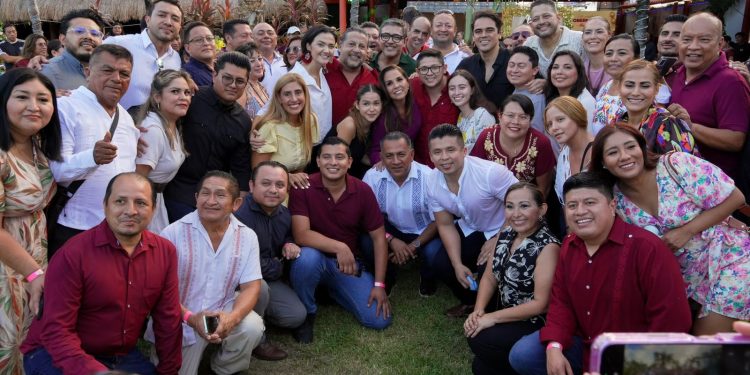 La gobernadora Mara Lezama con sus simpatizantes.