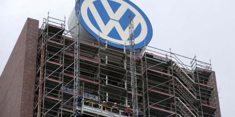 Trabajadores de Volkswagen México durante las negociaciones para evitar una huelga en las plantas de Puebla y Guanajuato