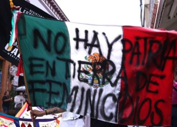 Estudiantes de la UAEM protestan durante desfile cívico-militar en Cuernavaca por feminicidios