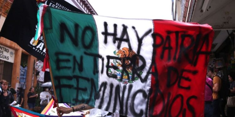 Estudiantes de la UAEM protestan durante desfile cívico-militar en Cuernavaca por feminicidios
