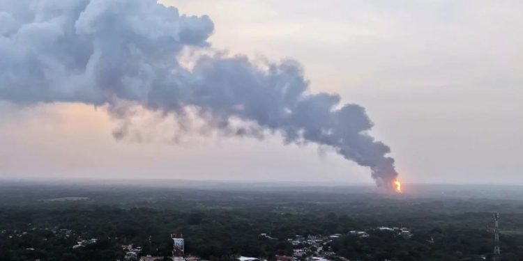 Explosión e incendio en planta de sal de Jáltipan deja tres muertos