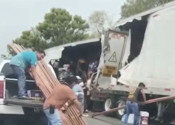 Saquean tráiler tras choque en la Villahermosa-Frontera