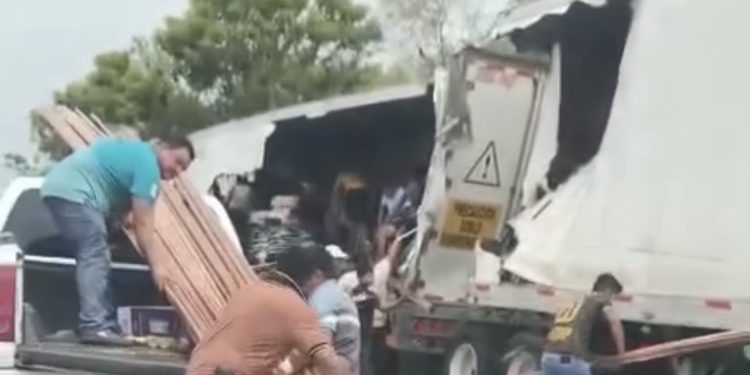 Saquean tráiler tras choque en la Villahermosa-Frontera