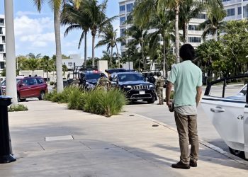 Retomarán retiro con grúa de vehículos mal estacionados en la Zona Hotelera de Cancún