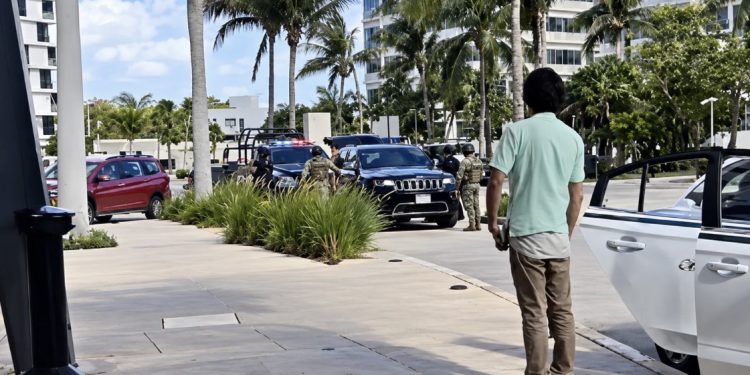 Retomarán retiro con grúa de vehículos mal estacionados en la Zona Hotelera de Cancún